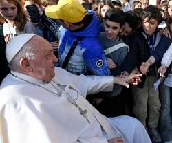 El Papa Francisco saluda unos niños en la Plaza de San Pedro en su catequesis sobre Frutos del Espíritu