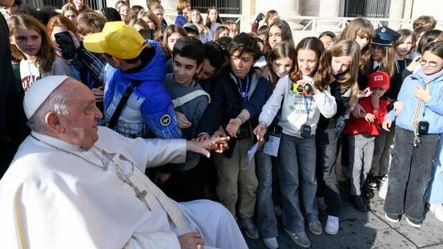 El Papa Francisco saluda unos niños en la Plaza de San Pedro en su catequesis sobre Frutos del Espíritu