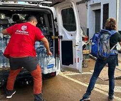 Voluntarios de Cáritas reparten ayudas urgentes tras las riadas en Valencia y otras regiones