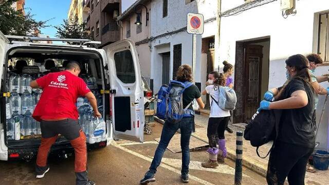 Voluntarios de Cáritas reparten ayudas urgentes tras las riadas en Valencia y otras regiones