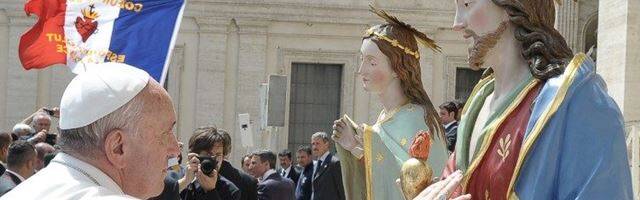 Francisco ha mostrado desde el inicio de su pontificado su devoción al Sagrado Corazón de Jesús. En la imagen, en la bendición de una imagen en la Plaza de San Pedro, en 2018. Foto: Vatican Media.