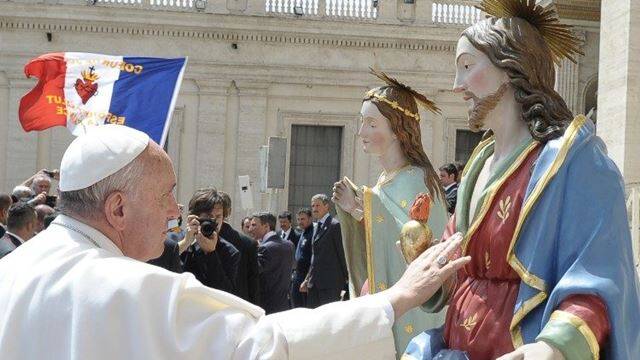 Francisco ha mostrado desde el inicio de su pontificado su devoción al Sagrado Corazón de Jesús. En la imagen, en la bendición de una imagen en la Plaza de San Pedro, en 2018. Foto: Vatican Media.