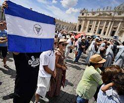 La bandera nicaragüense en la Plaza de San Pedro, en un Ángelus de 2020 en el que el Papa ya se refirió a la situación en el país. Foto: Vatican Media.