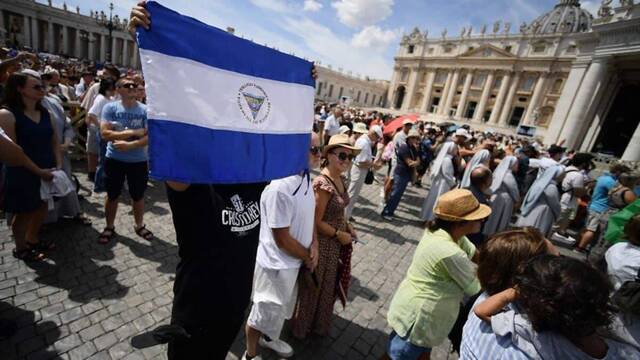 La bandera nicaragüense en la Plaza de San Pedro, en un Ángelus de 2020 en el que el Papa ya se refirió a la situación en el país. Foto: Vatican Media.