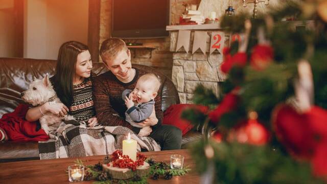 Una familia joven celebrando el Adviento. 