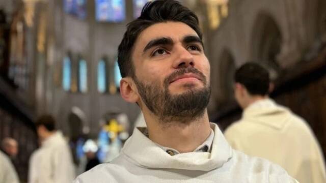 Martín Muñoz Ledo Arriaga, monaguillo mexicano, en la Catedral de Notre Dame de París.