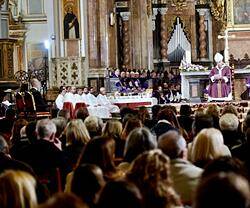 Un momento de la homilía de monseñor Enrique Benavent, que escuchan los Reyes junto a cientos de personas en la catedral de Valencia. Foto: A. Sáiz - Delegación Medios de Comunicación del Arzobispado de Valencia.