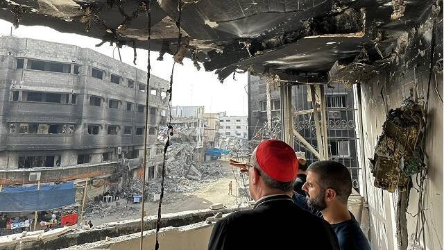 El cardenal Pizzaballa contempla la destrucción en Gaza en verano de 2024