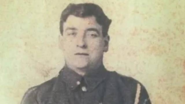 John Traynor, de uniforme durante su participación en la Primera Guerra Mundial, donde fue gravemente herido con secuelas permanentes.