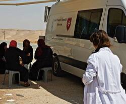 La ambulancia maternal del hospital católico de Belén atiende a familias beduinas en pleno desierto