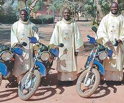 Sacerdotes de Burkina Faso con un instrumento fundamental para su apostolado: una moto con la que desplazarse por territorios inhóspitos. Foto: ACN.