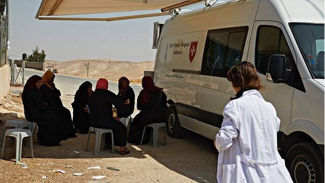 La ambulancia maternal del hospital católico de Belén atiende a familias beduinas en pleno desierto