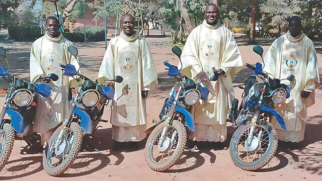 Sacerdotes de Burkina Faso con un instrumento fundamental para su apostolado: una moto con la que desplazarse por territorios inhóspitos. Foto: ACN.