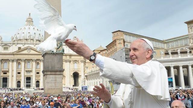 Francisco, con una paloma durante una de las primeras audiencias generales de su pontificado, en mayo de 2013. Foto: Vatican Media.