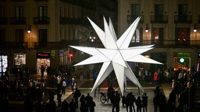 La fatua estrella cósmica del alcalde Collboni ha expulsado al Niño Jesús de la plaza Sant Jaume