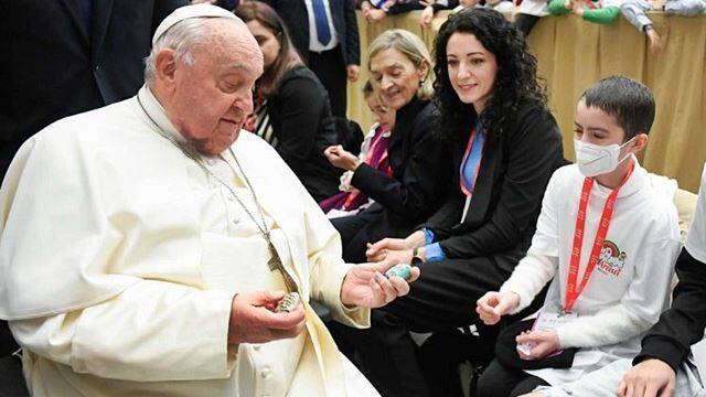 Francisco conversa con uno de los niños enfermos asistentes a la recepción. Foto: Vatican Media.