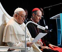 Francisco, junto al cardenal Bustillo, en la clausura del congreso sobre religiosidad popular que ha tenido lugar en Ajaccio (Córcega). Foto: Vatican Media.