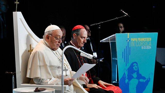 Francisco, junto al cardenal Bustillo, en la clausura del congreso sobre religiosidad popular que ha tenido lugar en Ajaccio (Córcega). Foto: Vatican Media.