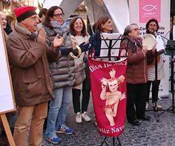 La congregación de belenes en la Plaza de Sant Jaume estuvo acompañada por el canto de villancicos. Foto: captura betevé.