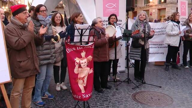 La congregación de belenes en la Plaza de Sant Jaume estuvo acompañada por el canto de villancicos. Foto: captura betevé.