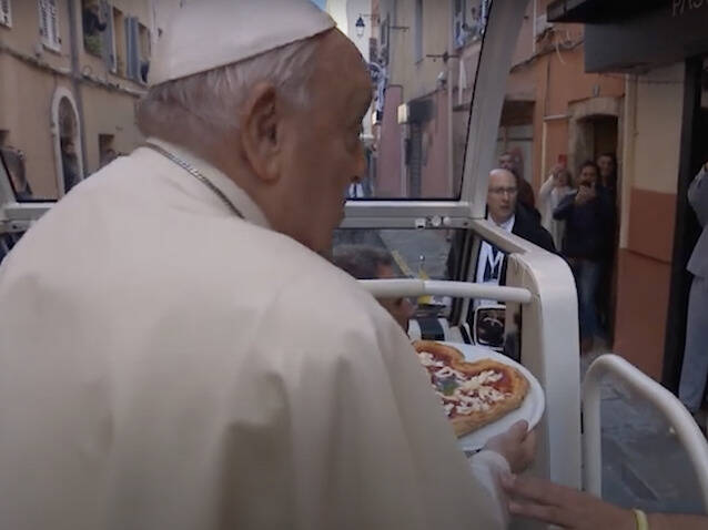 El Papa recibe una pizza muy especial