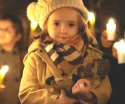 Una niña sosteniendo a Jesús.  