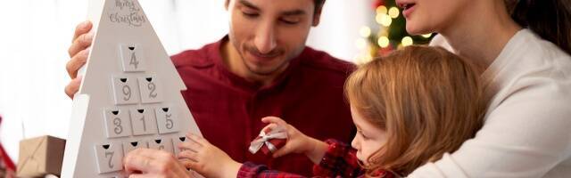 Una familia preparando el calendario de Adviento.  