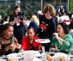 Voluntarios y comensales de "Te invito a cenar". 