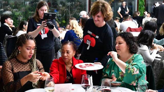 Voluntarios y comensales de "Te invito a cenar". 