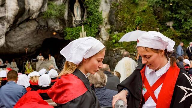 Unas jóvenes voluntarias de la Orden de Malta - foto de Lacaze y Alex Wright para el santuario