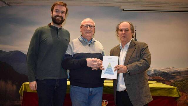 De izquierda a derecha en la foto, Ignacio Caballero Álvarez (autor de estas líneas), Jesús Ayet (autor del libro) y Pablo Méndez (de Editorial Vitrubio). 