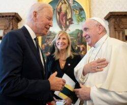 Joe Biden y el Papa Francisco. 