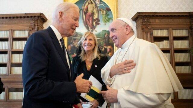 Joe Biden y el Papa Francisco.