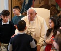 Francisco con niños de Acción Católica. 