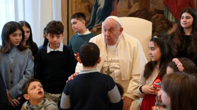 Francisco con niños de Acción Católica. 