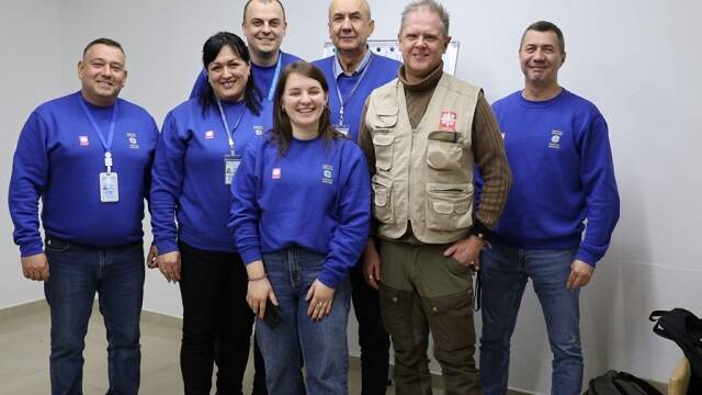 El equipo de Cáritas Ucrania y el enlace de Cáritas Alemania que supervisa reparaciones de casas dañadas por los bombardeos rusos