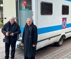 El cardenal Krajewski con la camper medicalizada que la Limosnería pontificia ha entregado en  Leópolis por Navidad