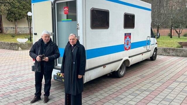 El cardenal Krajewski con la camper medicalizada que la Limosnería pontificia ha entregado en  Leópolis por Navidad