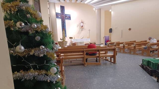 En las iglesias de la zona afectada por la gota fría se reza por los muertos y por los vivos que han de salir adelante.