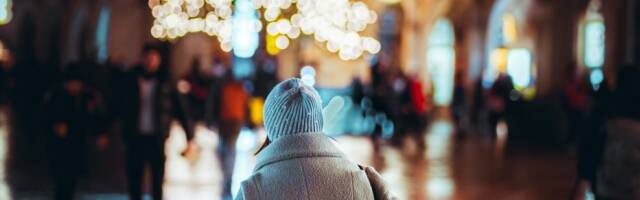 Una mujer caminando en Navidad. 