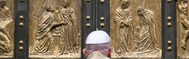 El Papa Francisco, durante la apertura de la Puerta Santa de la Basílica de San Pedro en el Vaticano.