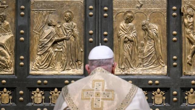 El Papa Francisco, durante la apertura de la Puerta Santa de la Basílica de San Pedro en el Vaticano.