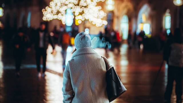 Una mujer caminando en Navidad. 