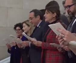 Diputados de casi todos los partidos, menos la CUP, cantan villancicos en las escaleras del Parlament catalán