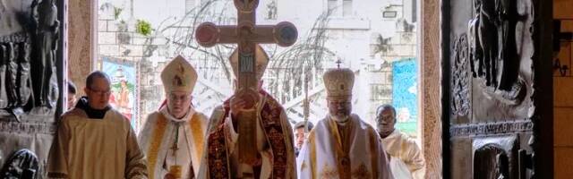 Pizzaballa durante la apertura de la Puerta Santa.