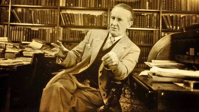 Tolkien, en su despacho.