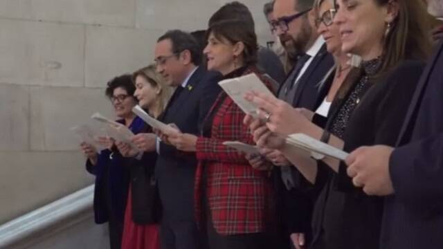 Diputados de casi todos los partidos, menos la CUP, cantan villancicos en las escaleras del Parlament catalán