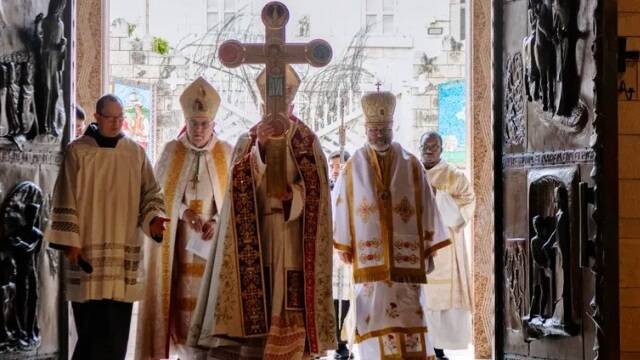 Pizzaballa durante la apertura de la Puerta Santa.