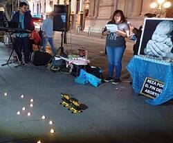 Un encuentro de Alumbra la Vida, con velas encendidas, la lectura del Manifiesto, en el Día de los Santos Inocentes, en cien ciudades