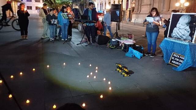 Un encuentro de Alumbra la Vida, con velas encendidas, la lectura del Manifiesto, en el Día de los Santos Inocentes, en cien ciudades